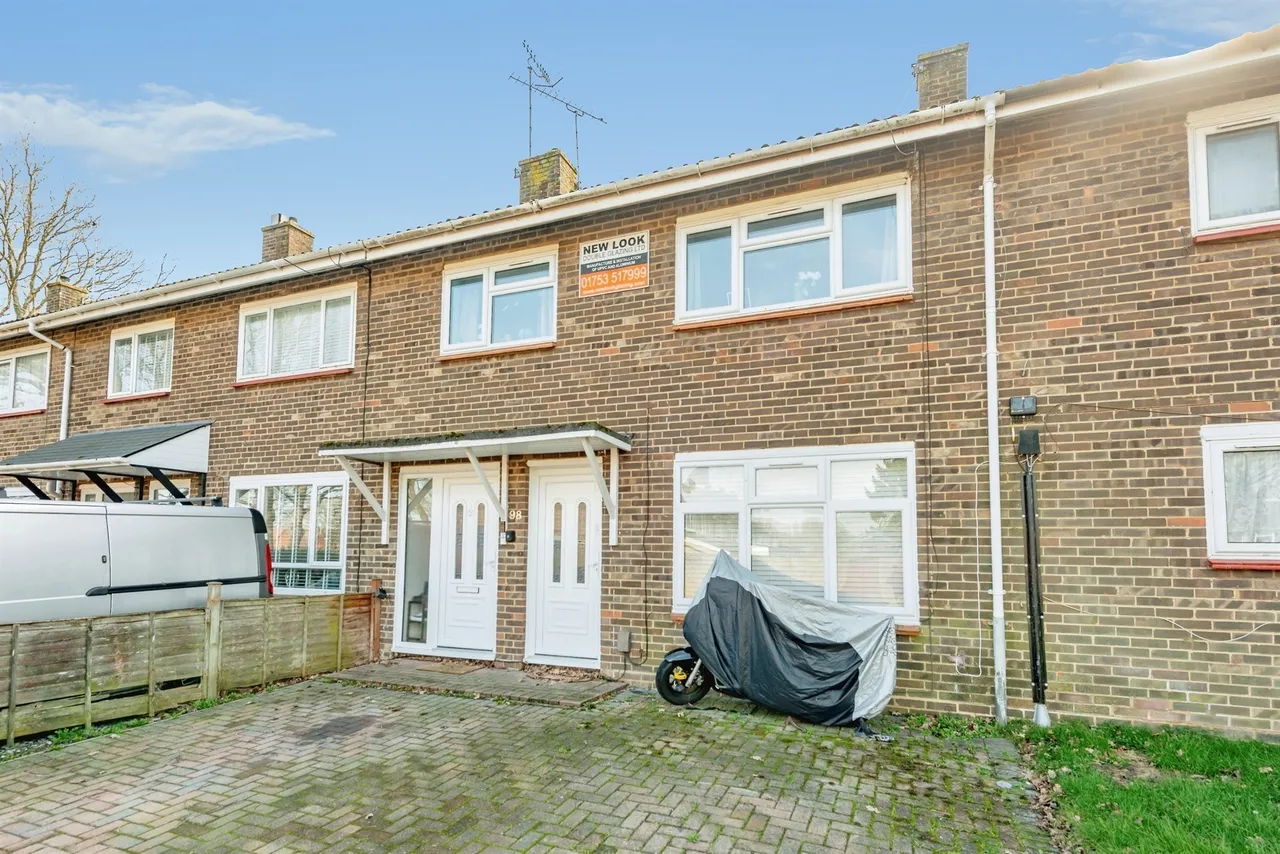 3 bed house for sale — Shackleton Road, Crawley