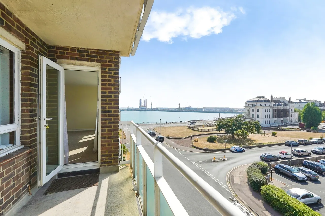 2 bed flat for sale — The Gateway, Dover, Kent, CT16