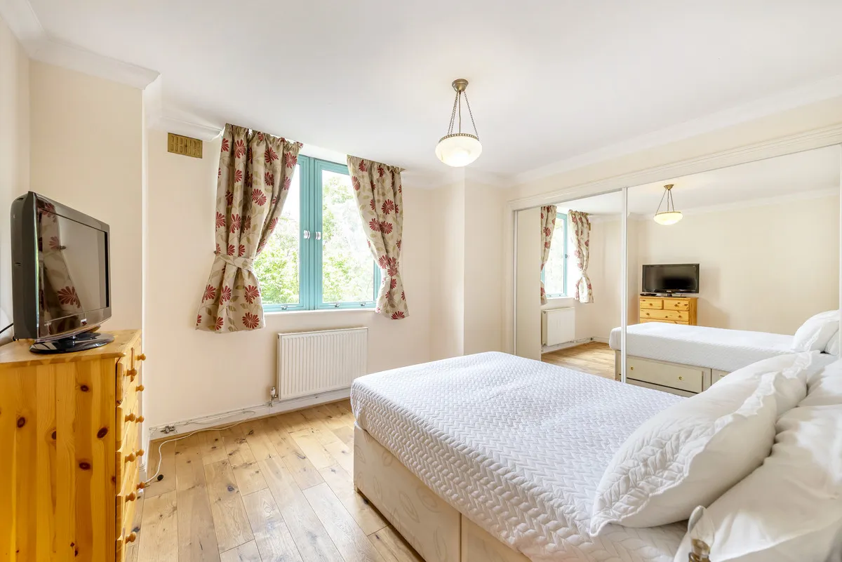 Shoot Up Hill, London, NW2, photo 2