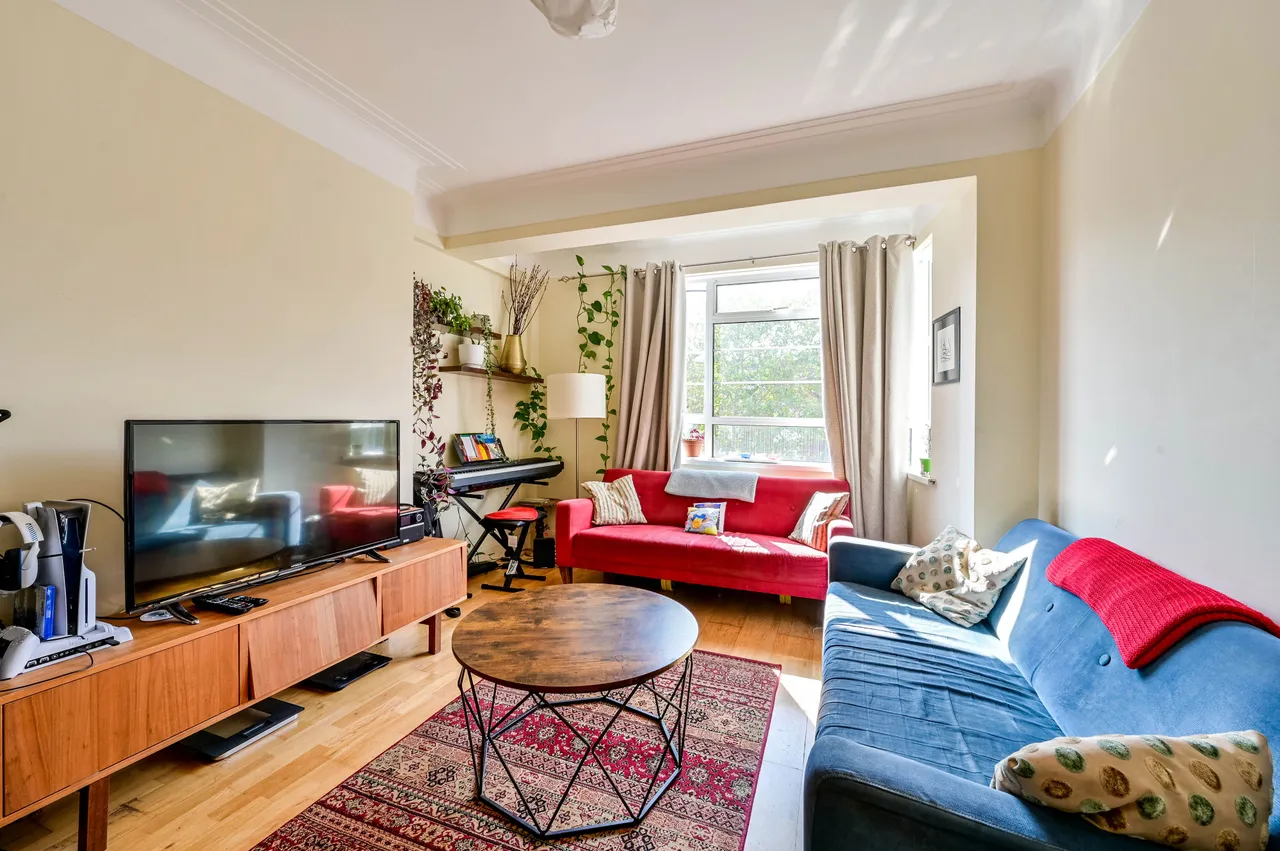 2 bed flat to rent, London, SW19