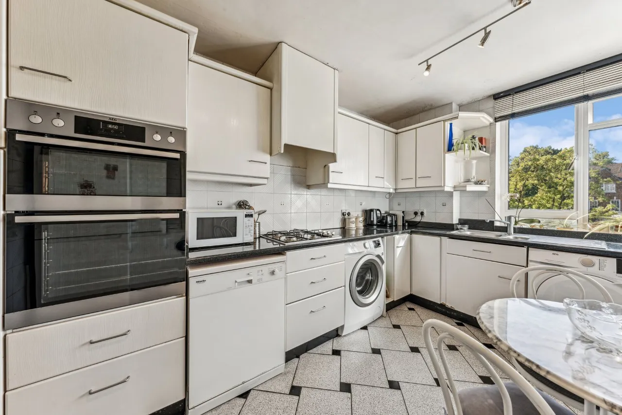Kensington High Street, London, W14, photo 2