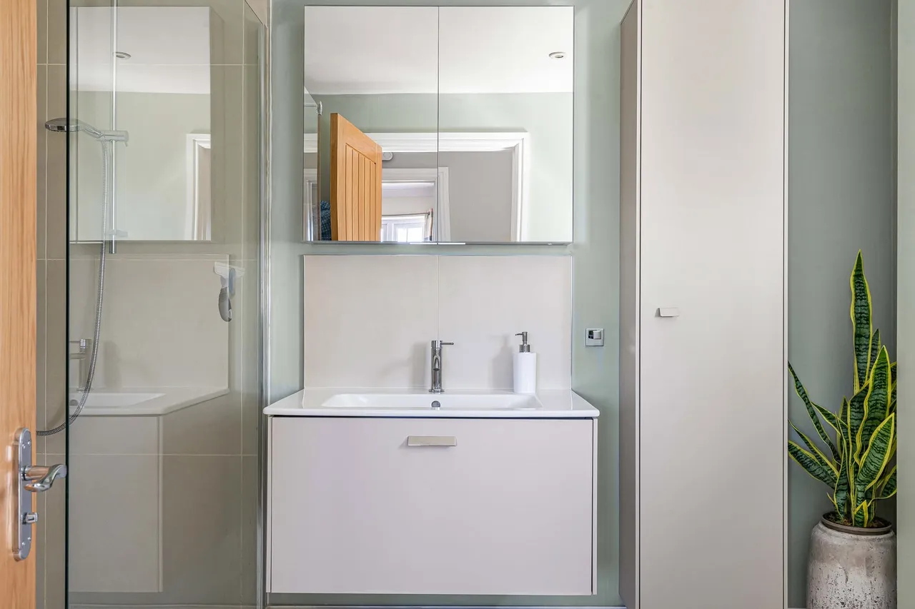Clover Lea, Binscombe, GU7, photo 16