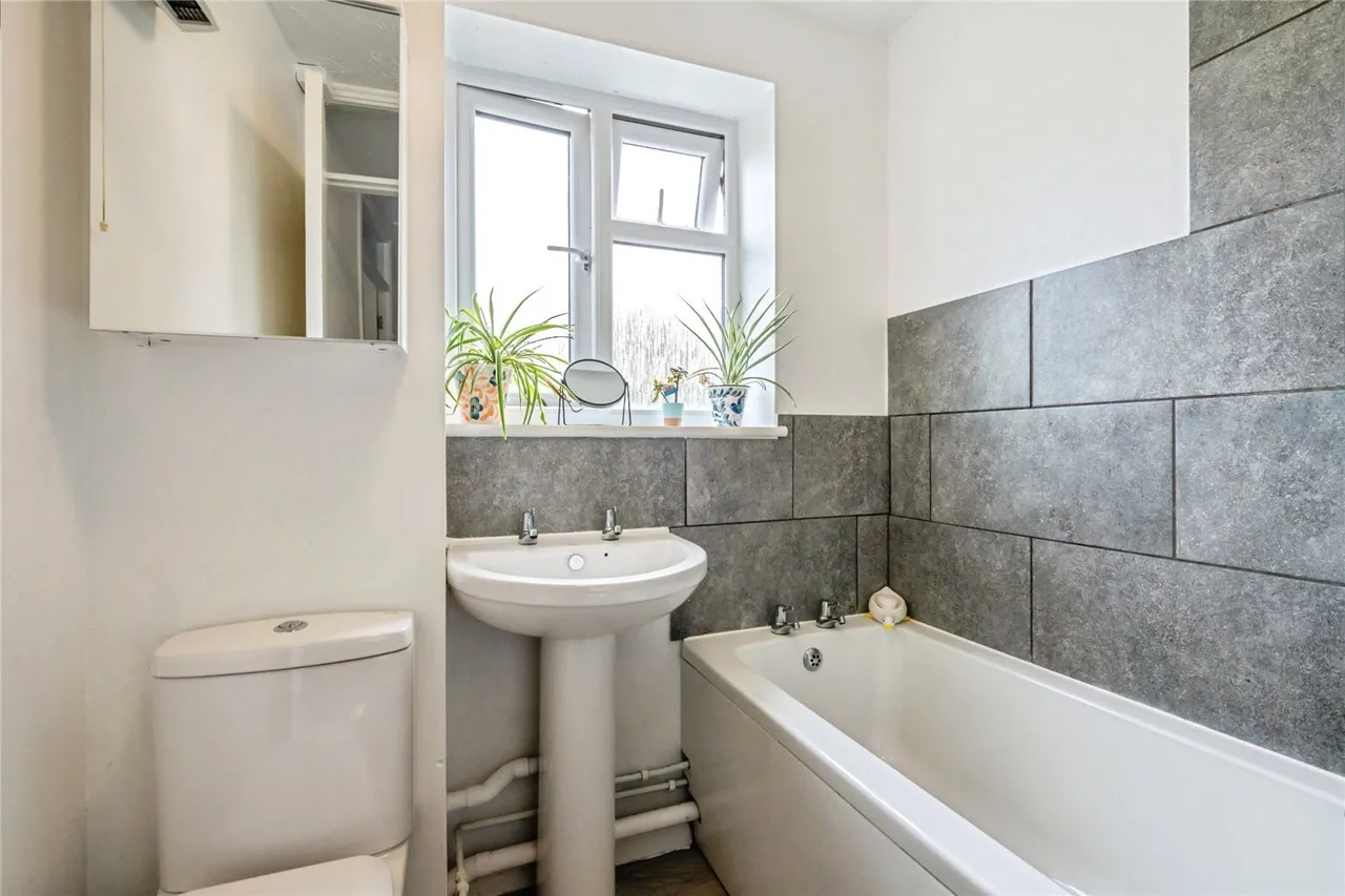 Caernarvon Road, Chichester, PO19, photo 6