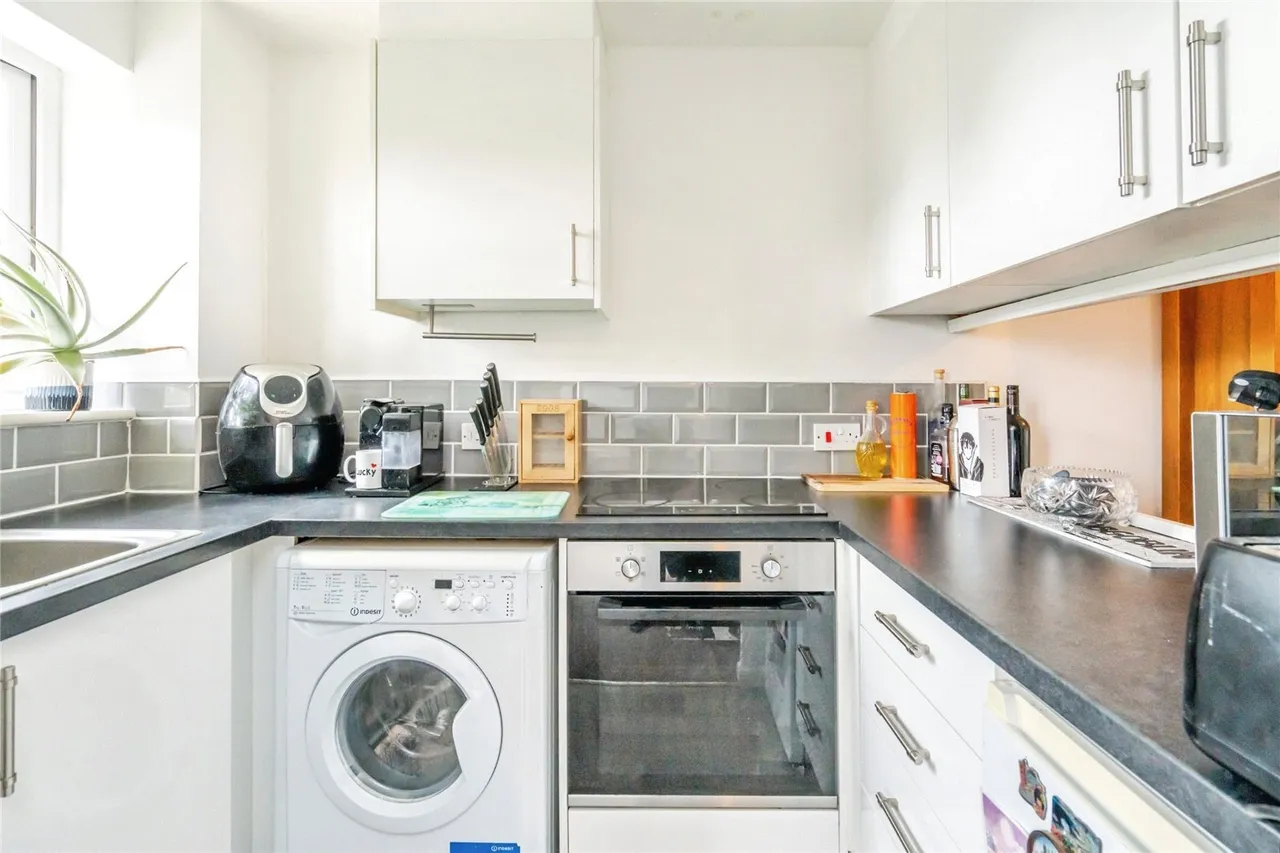 Caernarvon Road, Chichester, PO19, photo 3