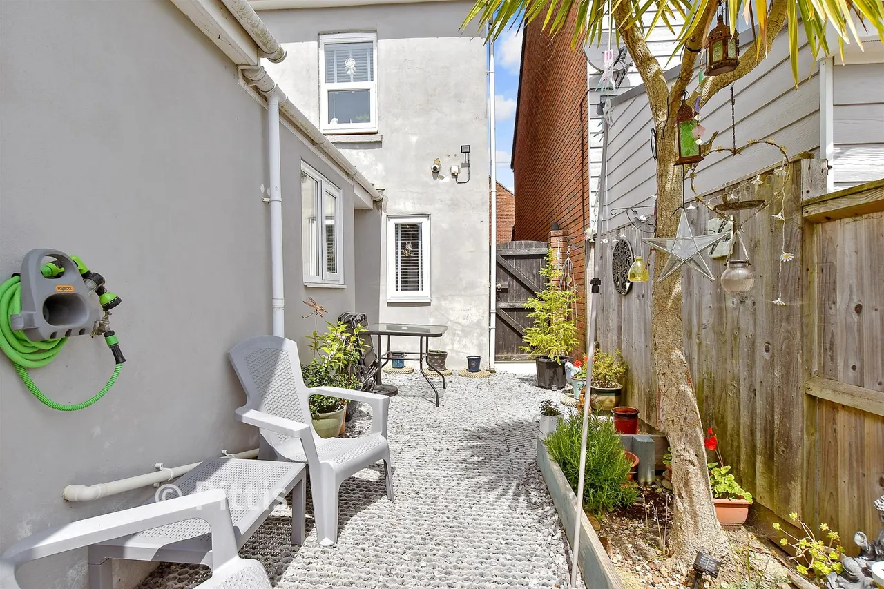 Worsley Road, Newport, PO30, photo 3