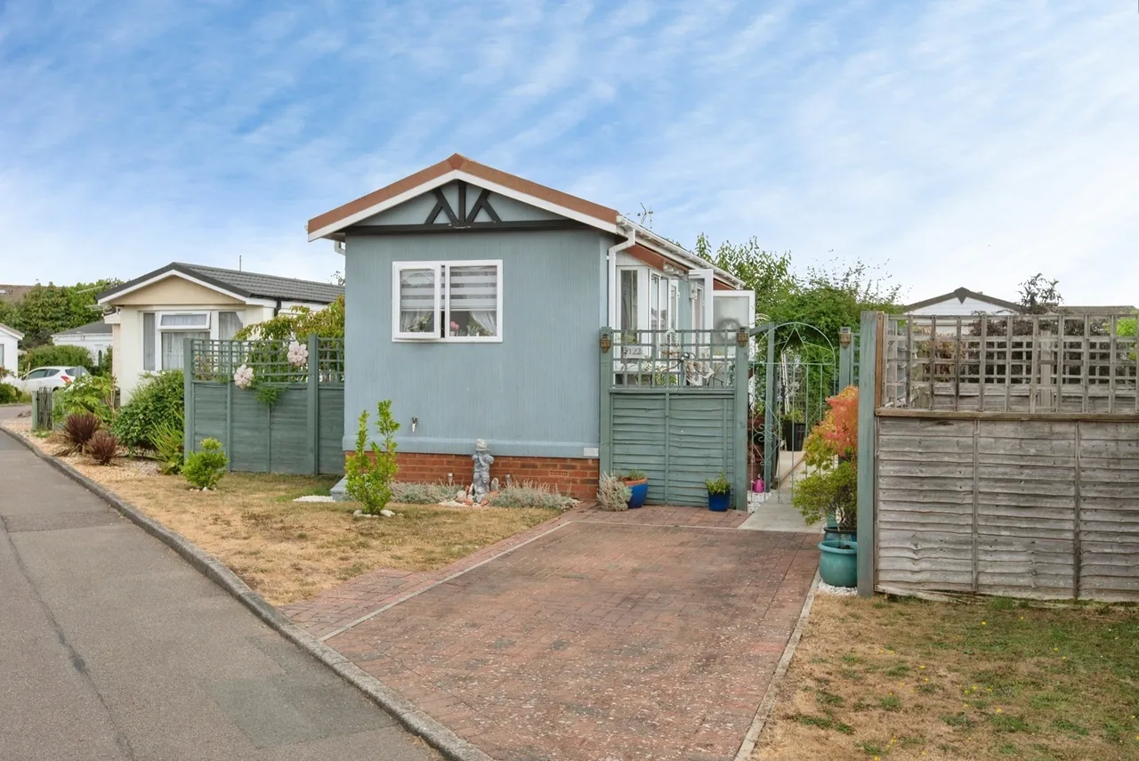1 bed mobile home for sale — Three Star Park, Bedford Road, Lower Stondon, Henlow, SG16