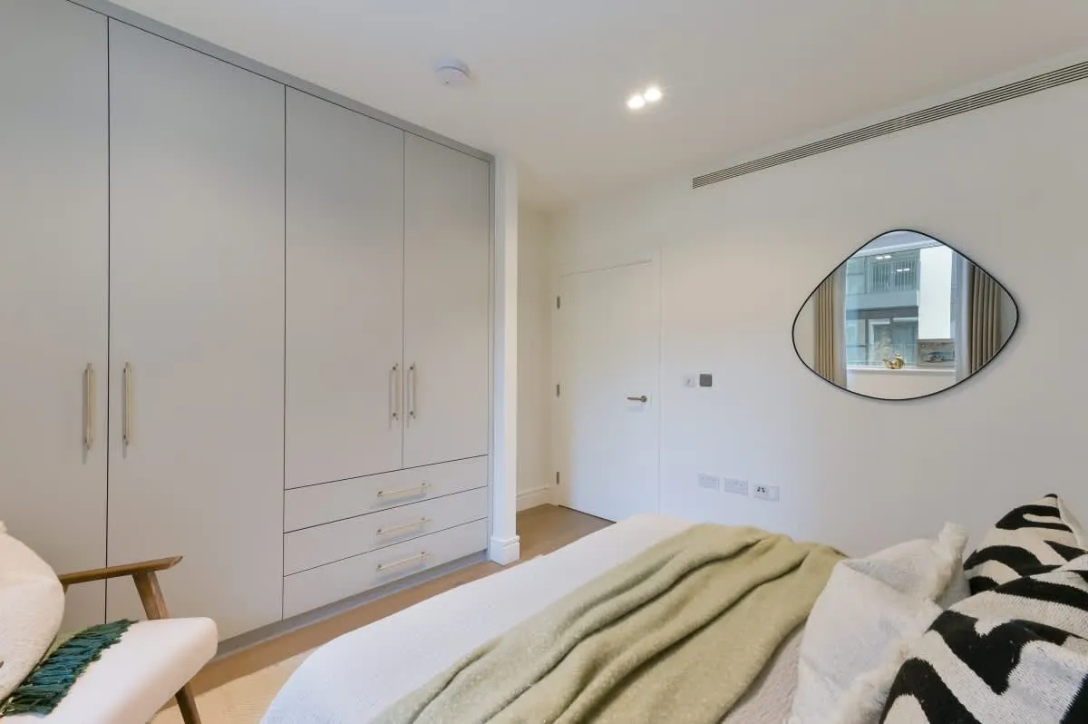 Chiswick High Road, London, W4, photo 16