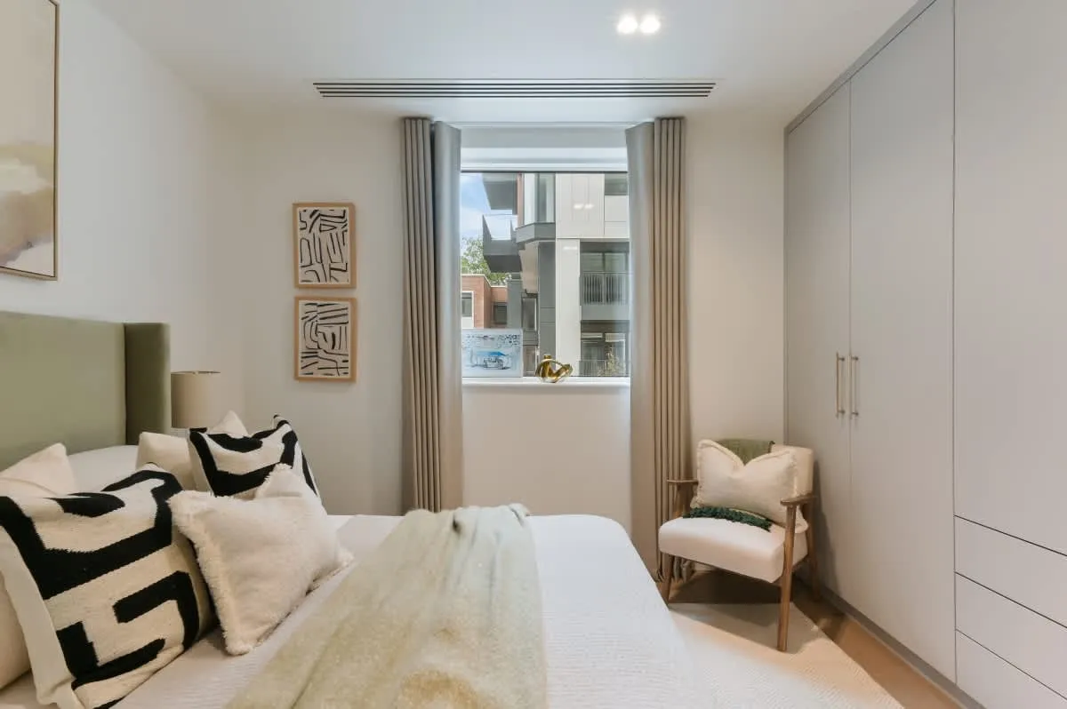 Chiswick High Road, London, W4, photo 15
