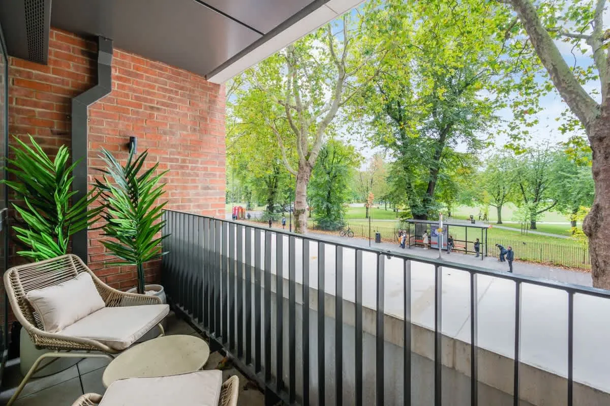 Chiswick High Road, London, W4, photo 2