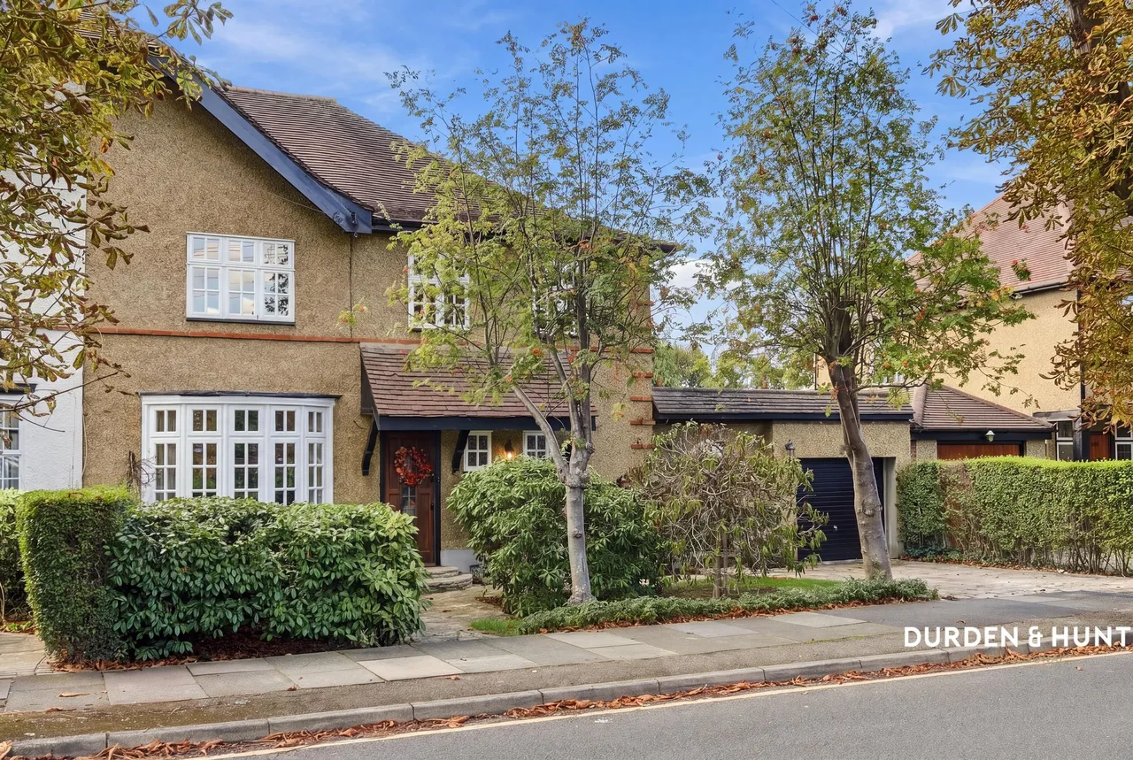 4 bed house for sale, Crossways, Gidea Park, RM2