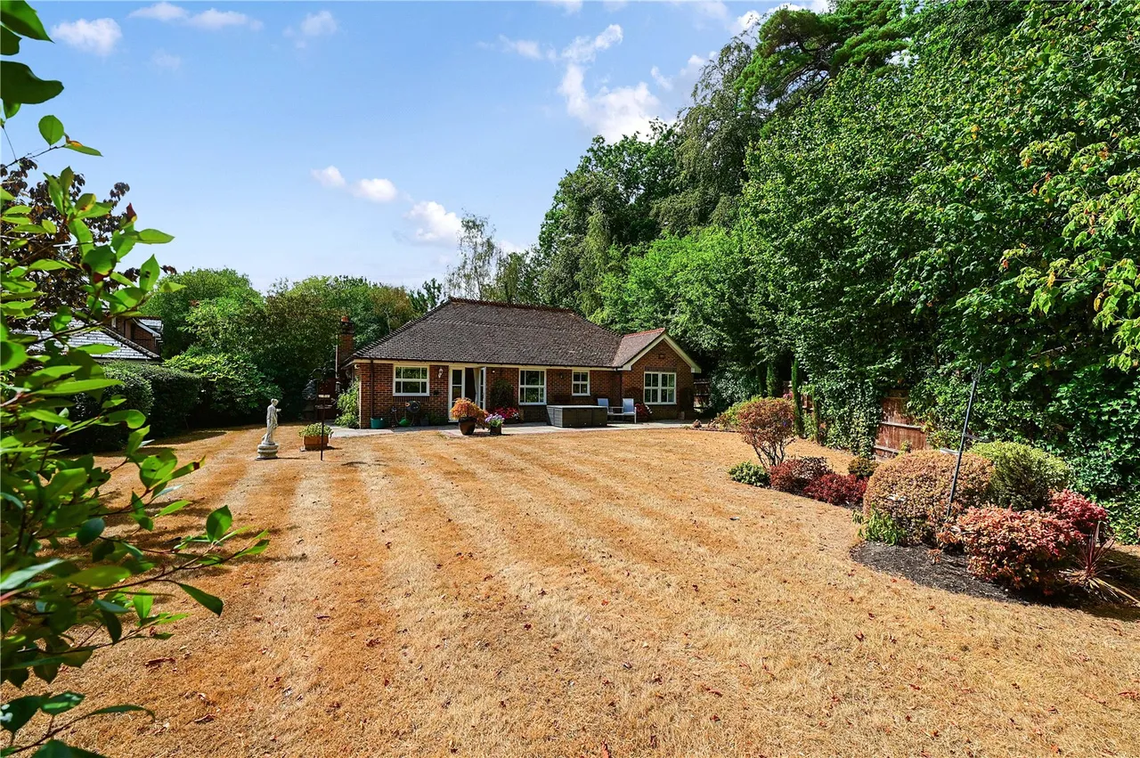 The Walnuts, Church Crookham, Fleet, Hampshire, GU52 6RW, photo 2