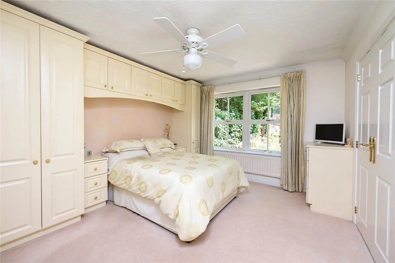 The Walnuts, Church Crookham, Fleet, Hampshire, GU52 6RW, photo 10