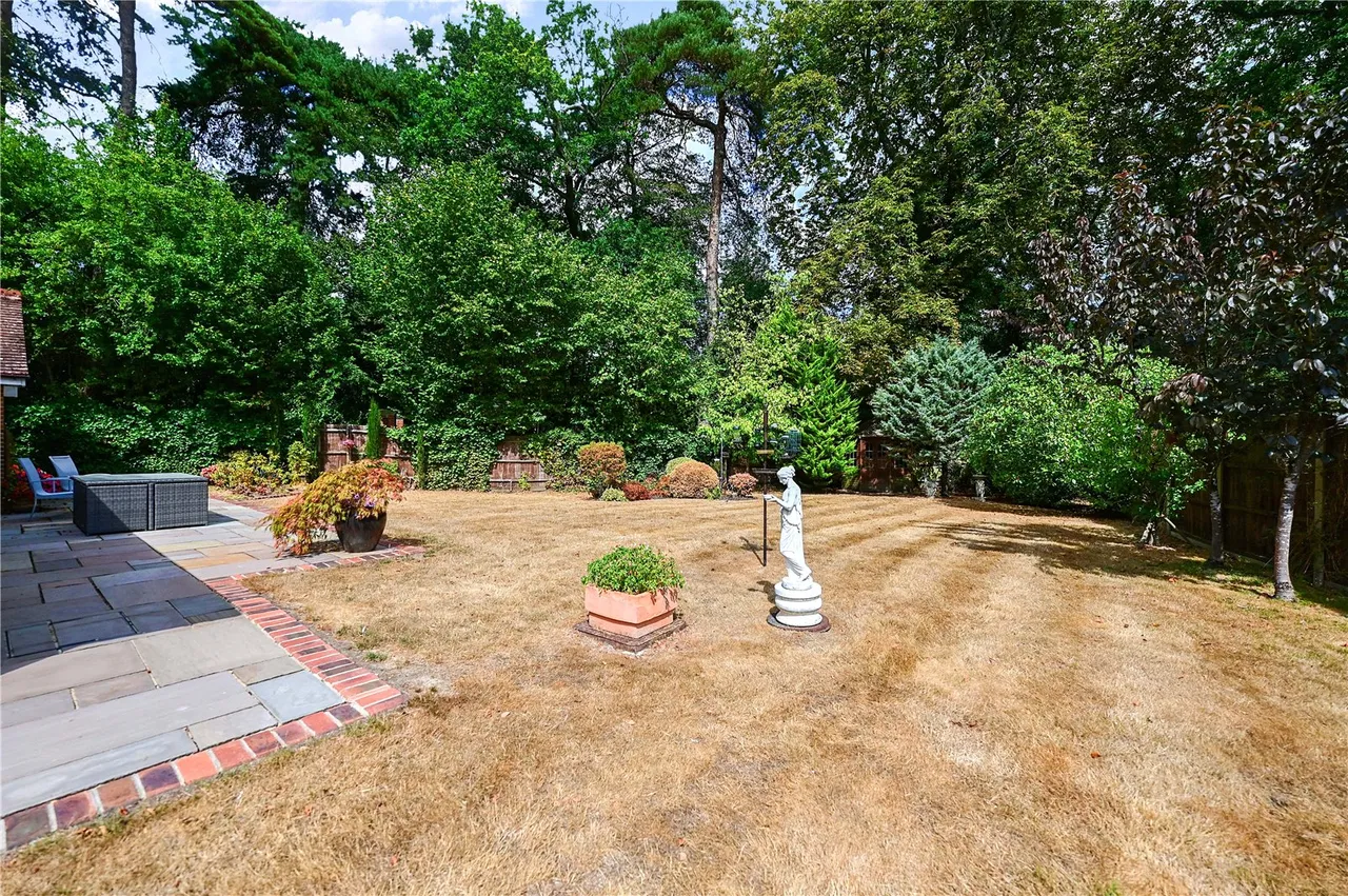 The Walnuts, Church Crookham, Fleet, Hampshire, GU52 6RW, photo 7