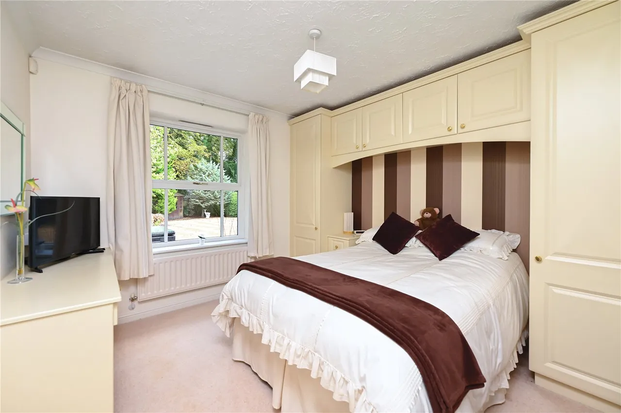 The Walnuts, Church Crookham, Fleet, Hampshire, GU52 6RW, photo 6