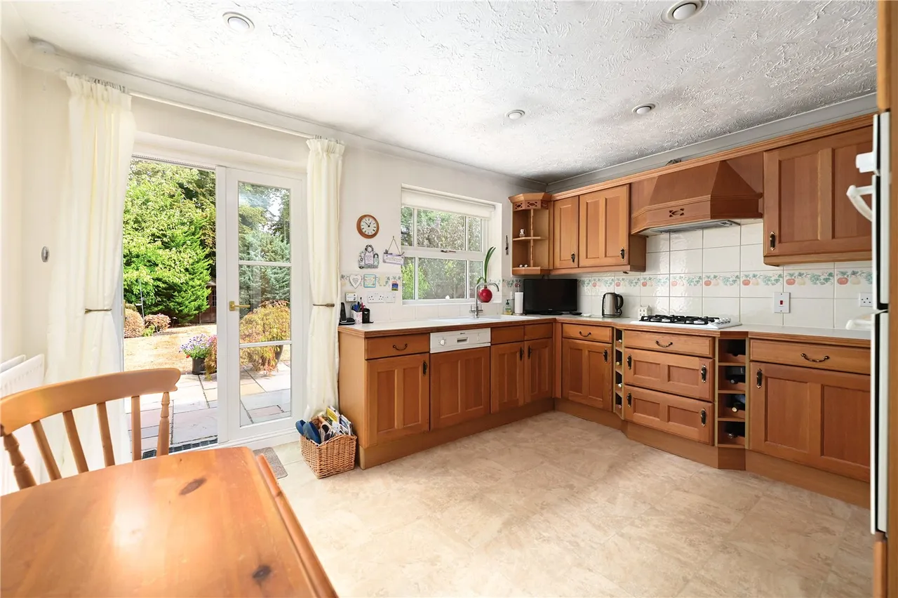The Walnuts, Church Crookham, Fleet, Hampshire, GU52 6RW, photo 4