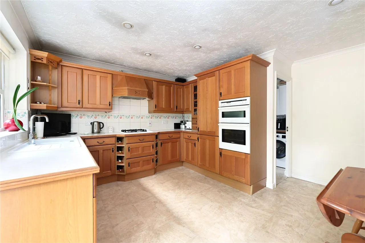 The Walnuts, Church Crookham, Fleet, Hampshire, GU52 6RW, photo 13