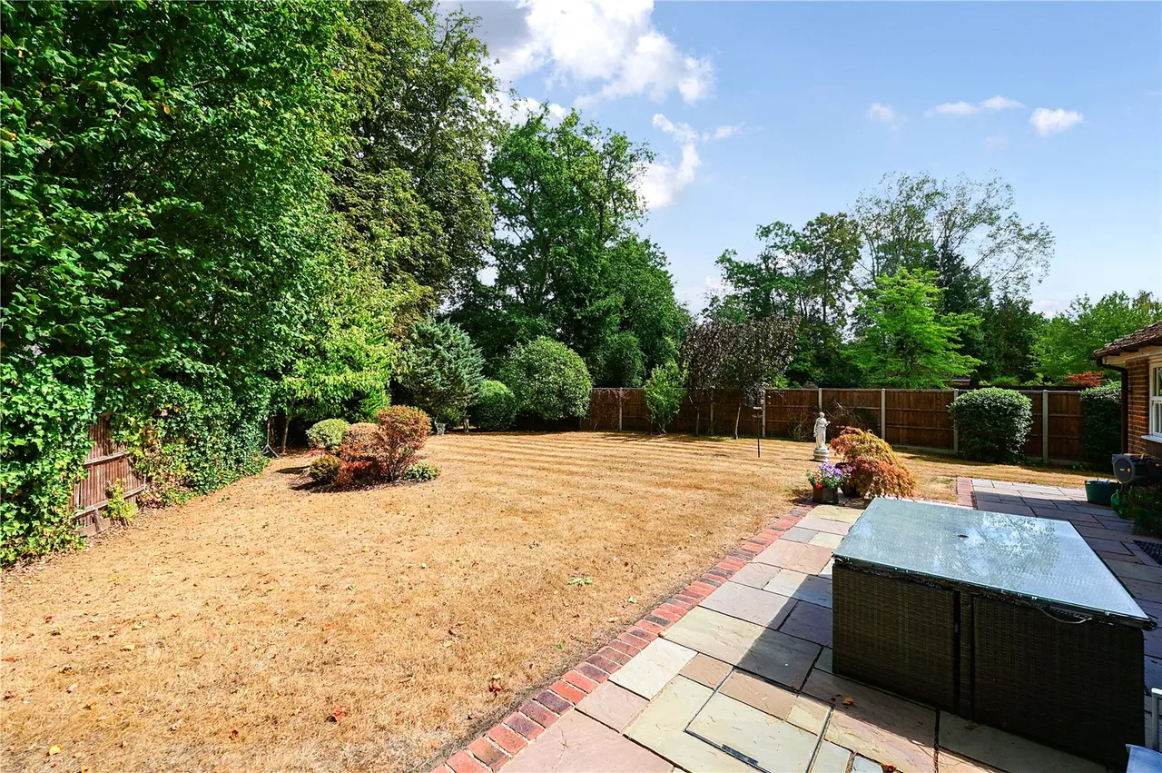 The Walnuts, Church Crookham, Fleet, Hampshire, GU52 6RW, photo 12