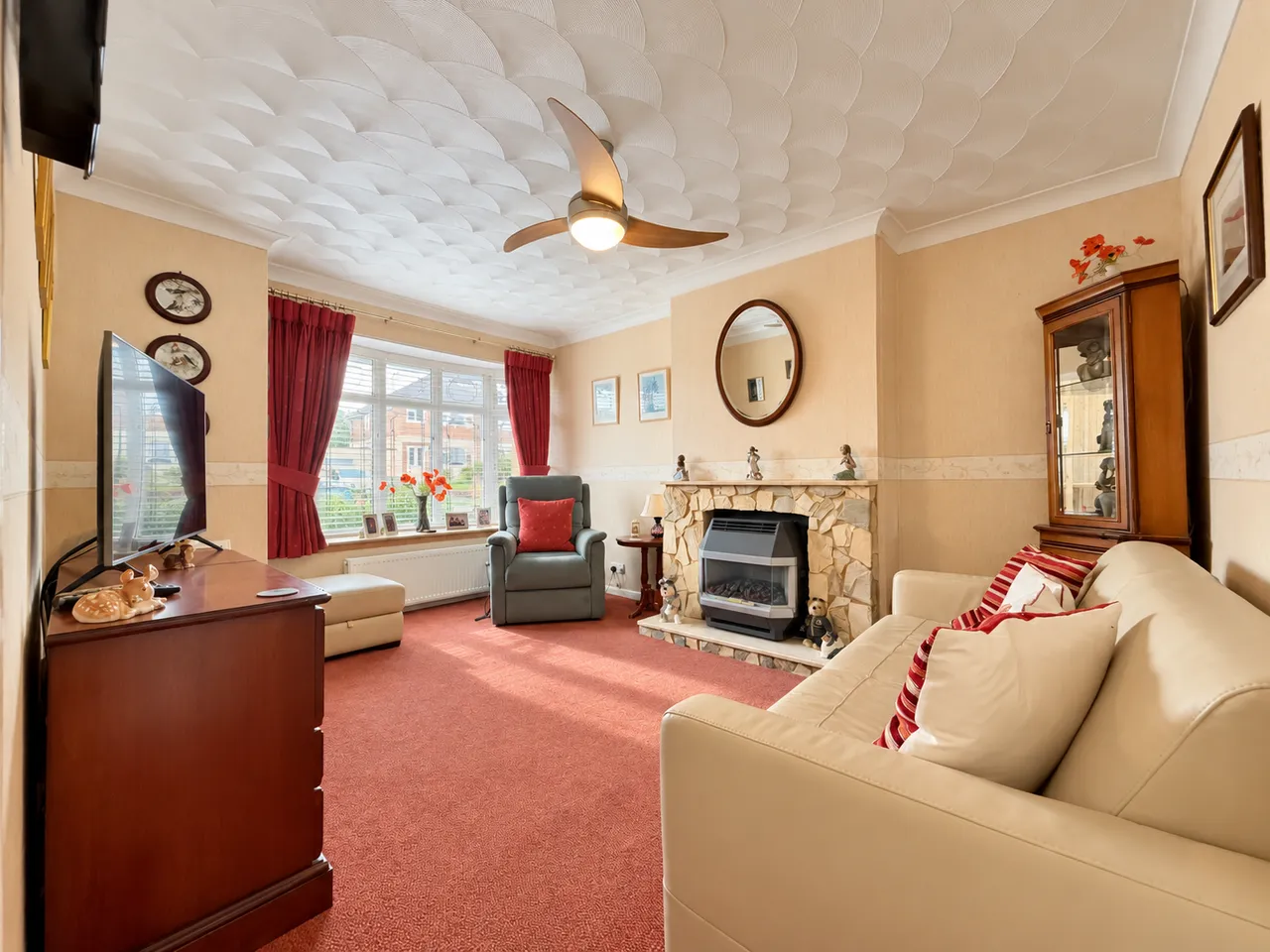 Quiet and Desirable Semi Detached Bungalow In Taverners Road, Rainham, photo 2