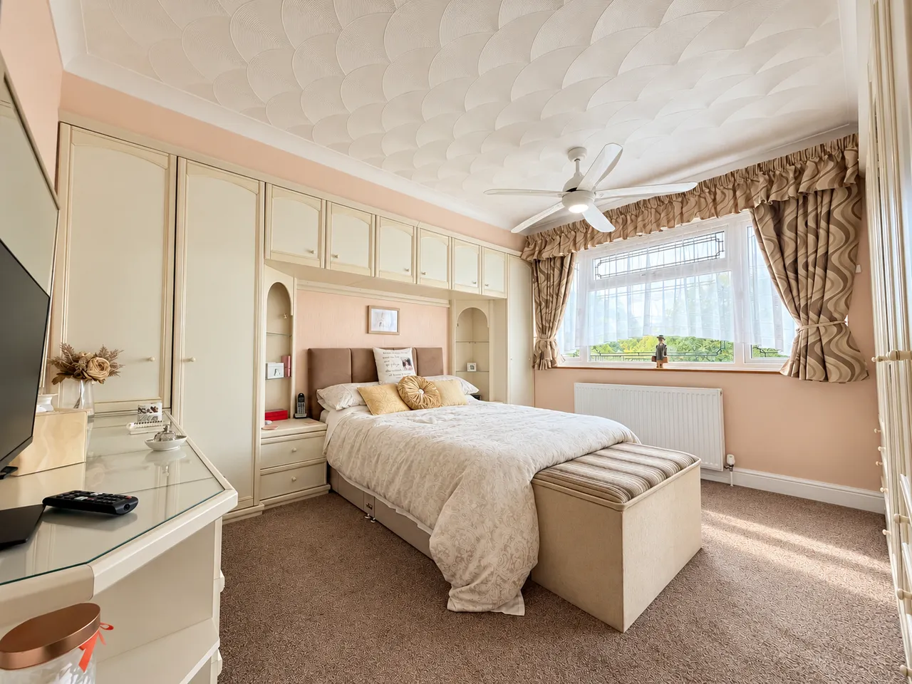 Quiet and Desirable Semi Detached Bungalow In Taverners Road, Rainham, photo 6