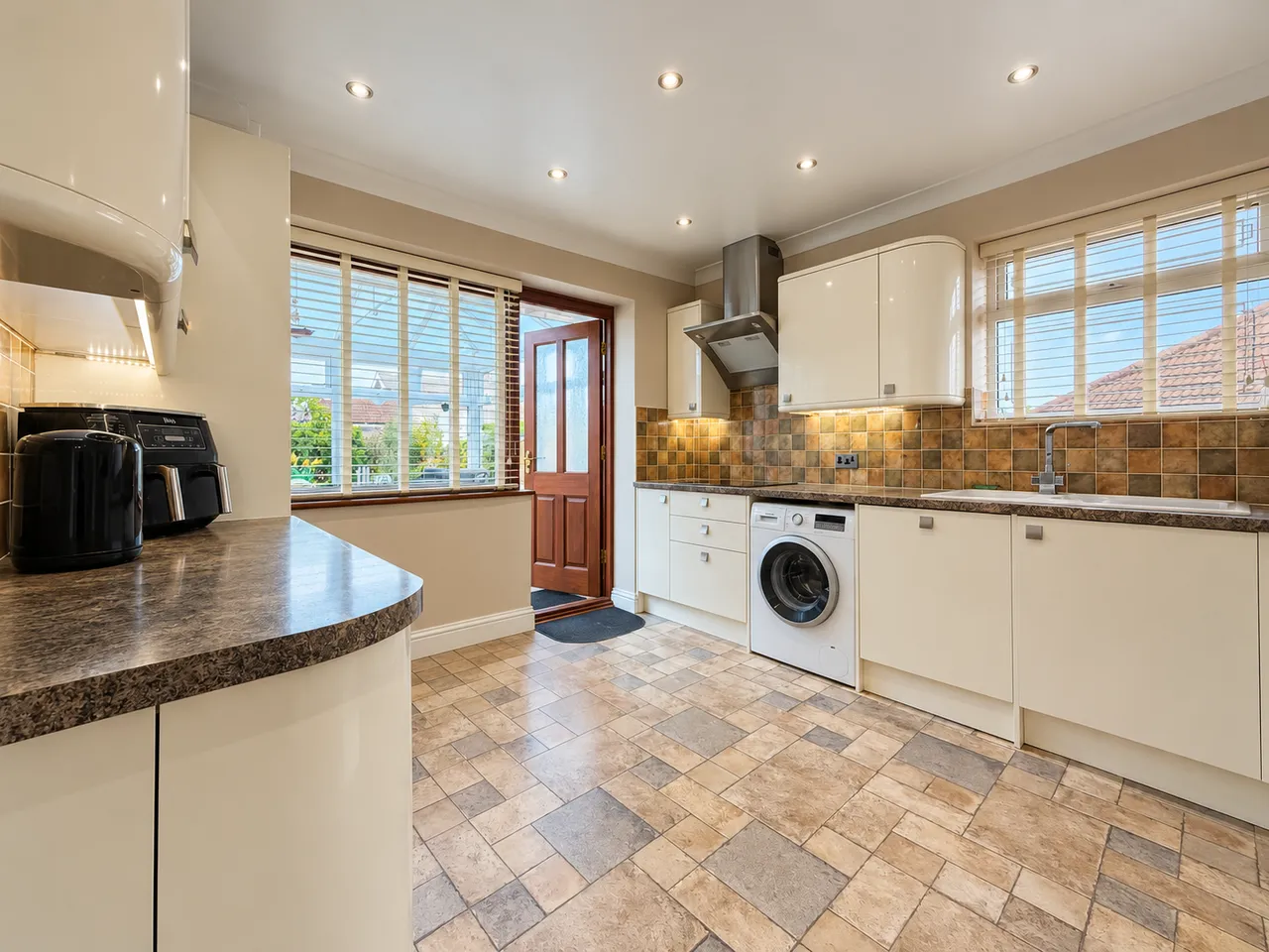 Quiet and Desirable Semi Detached Bungalow In Taverners Road, Rainham, photo 4