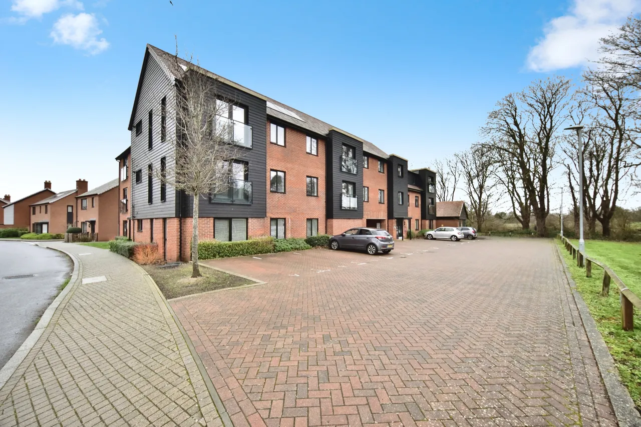 2 bed flat for sale, Hawley Drive, West Malling, ME19