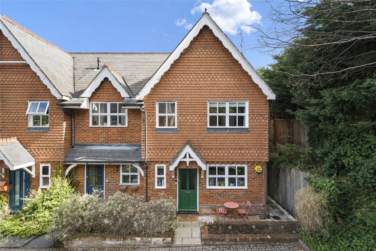 3 bed house for sale, Hadley Place, Weybridge, KT13