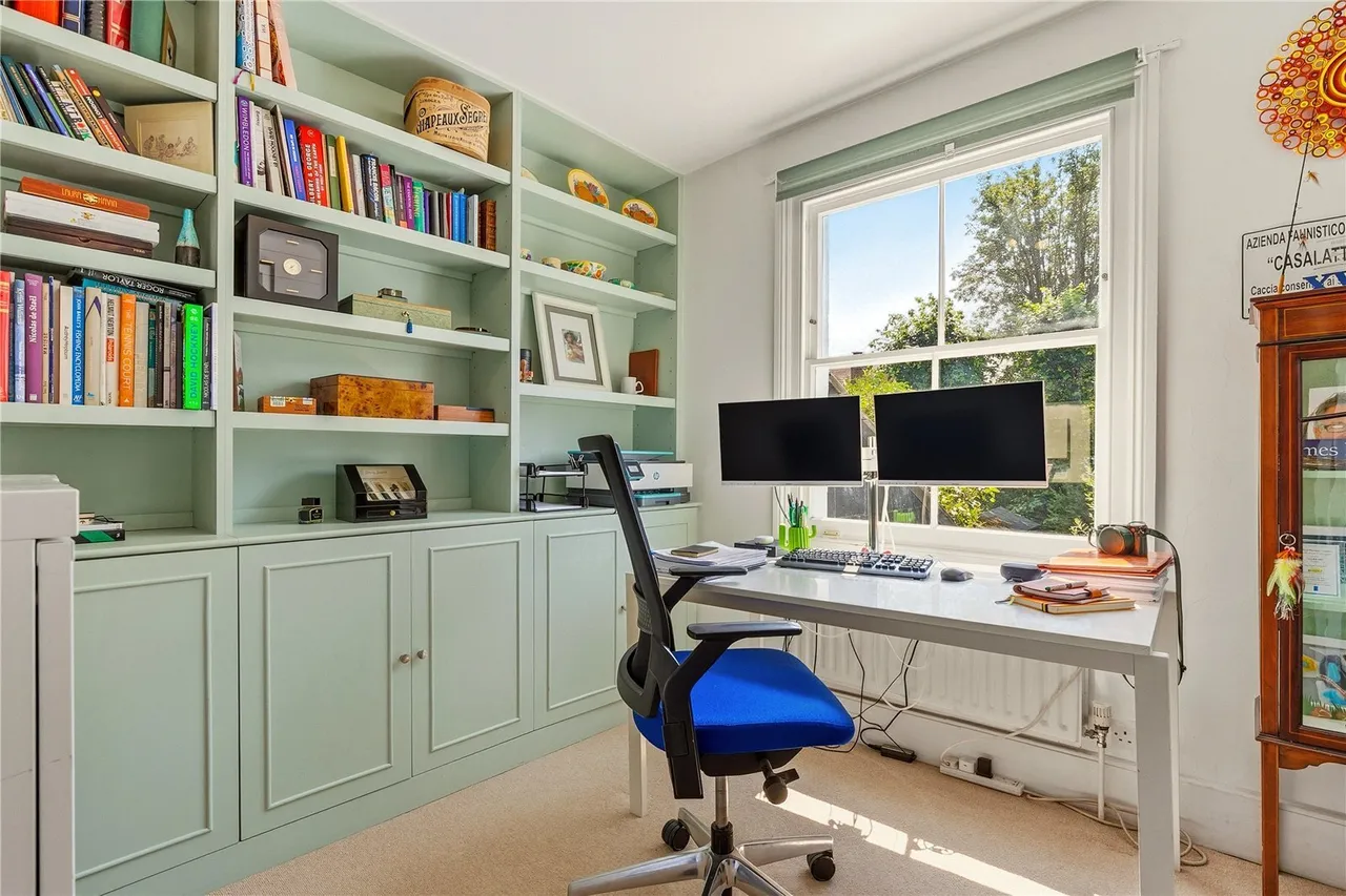 Huron Road, London, SW17, photo 21