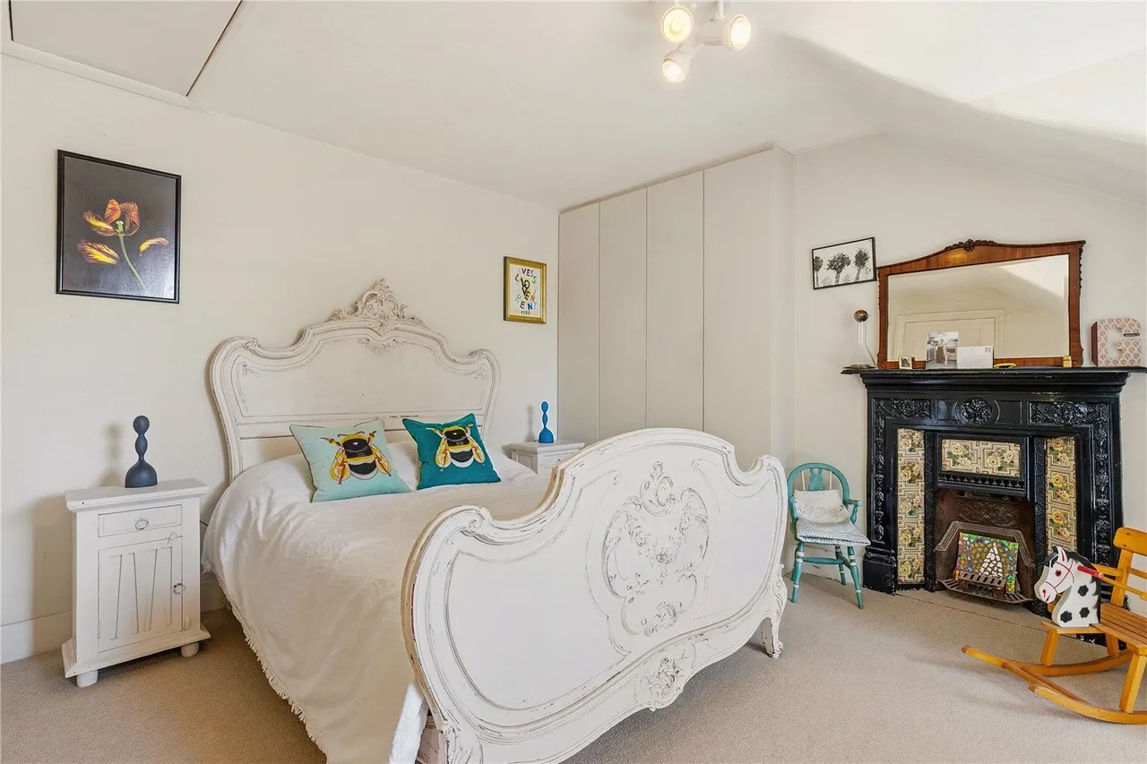 Huron Road, London, SW17, photo 16