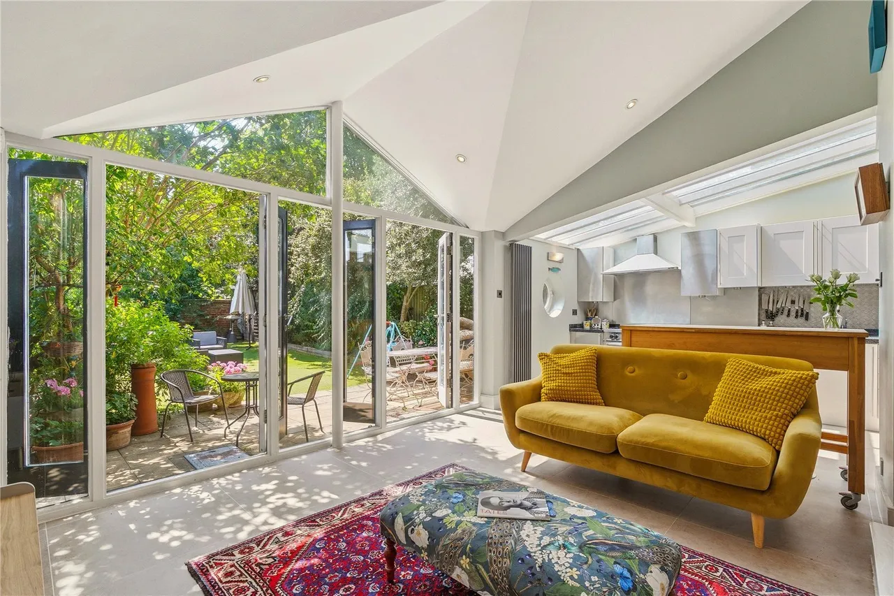 6 bed house for sale, Huron Road, London, SW17