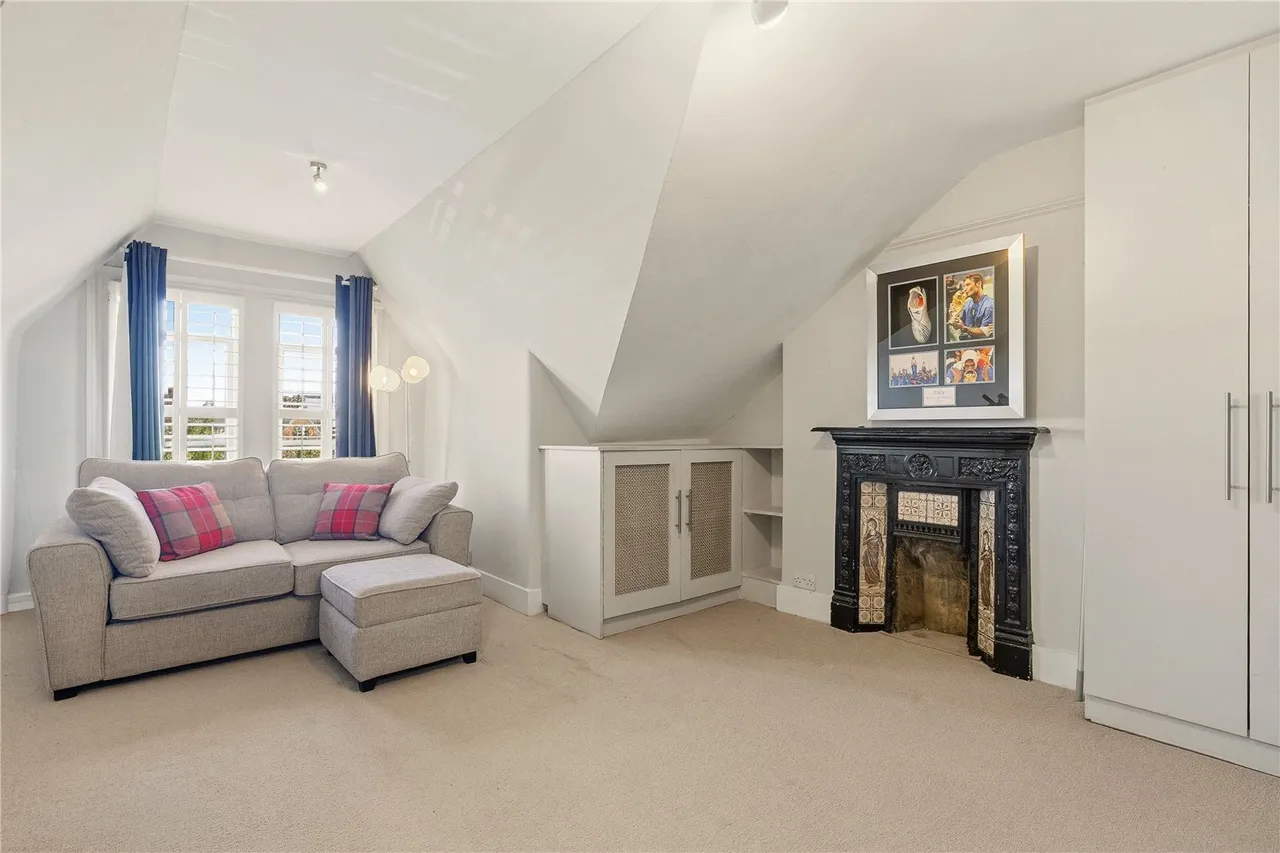 Huron Road, London, SW17, photo 17