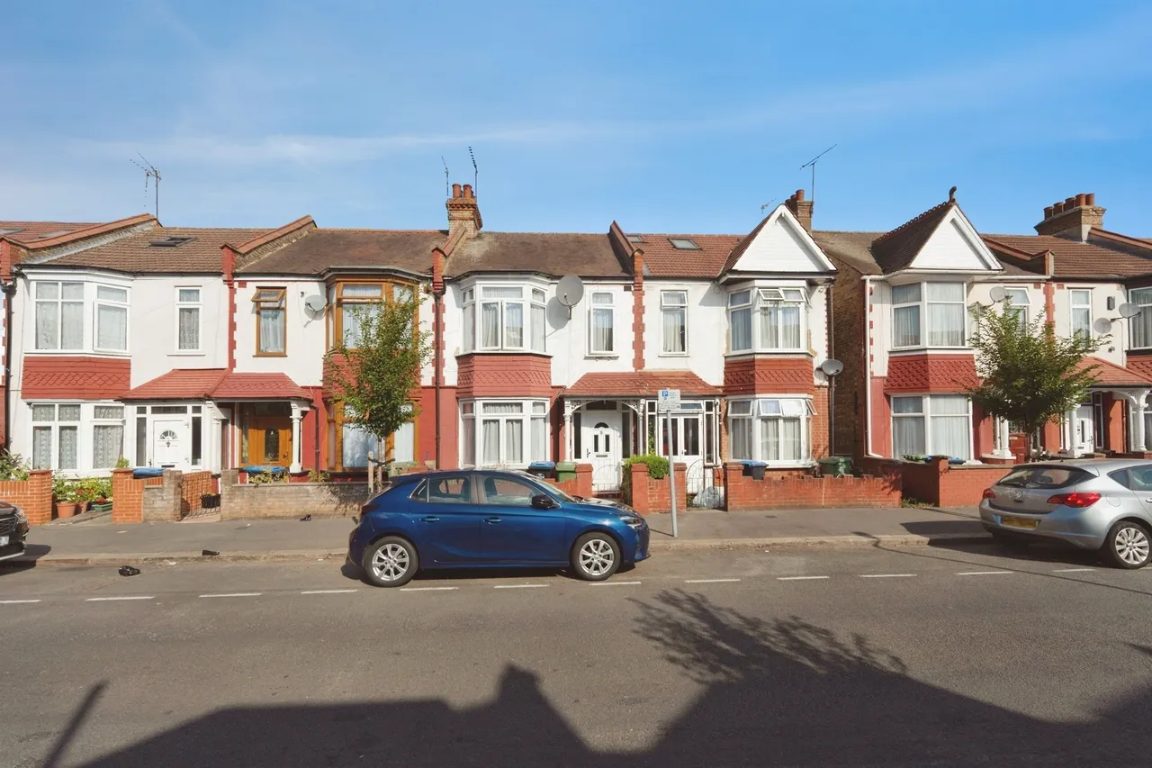 3 bed house for sale — Clayton Avenue, Wembley