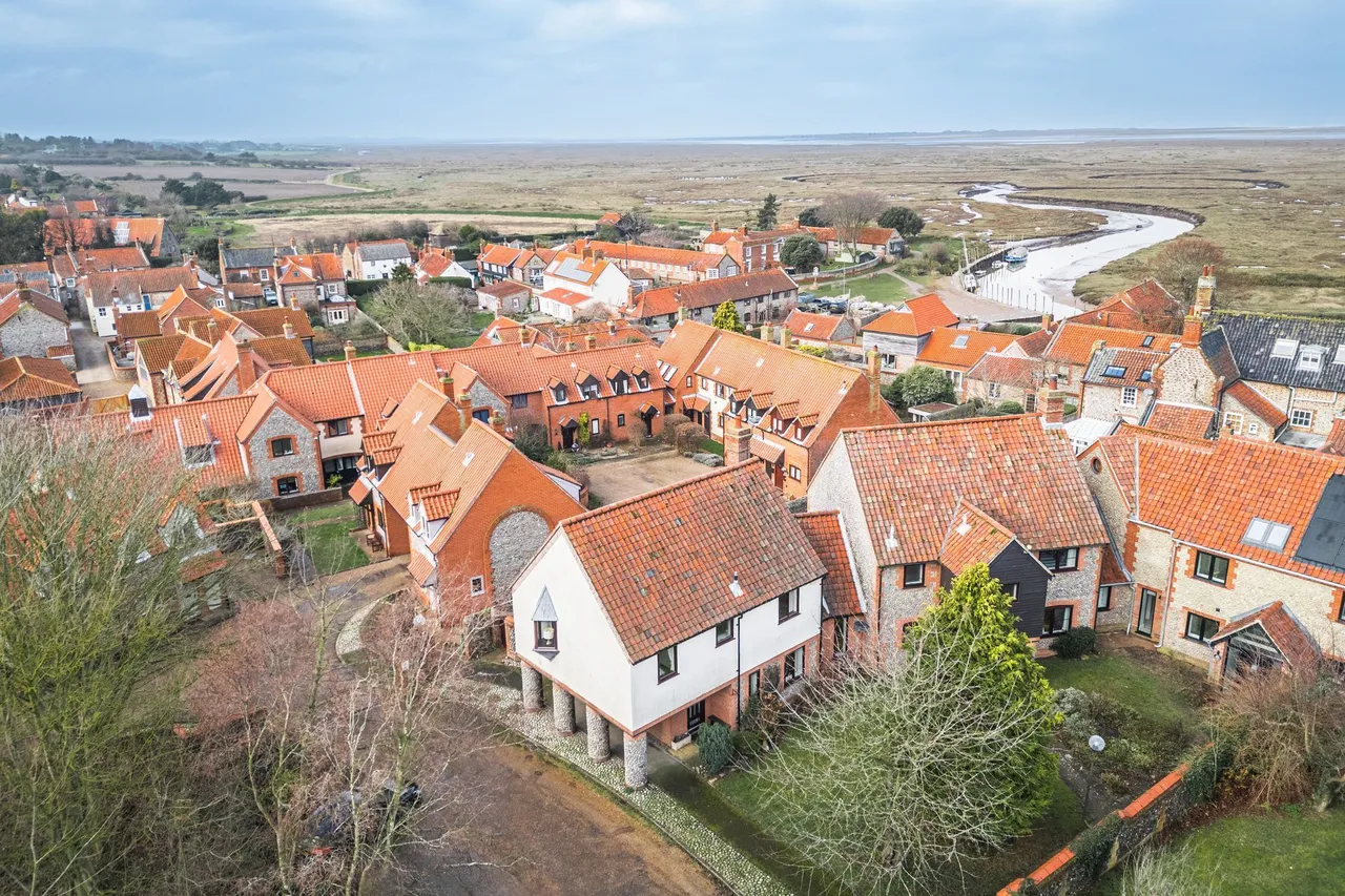 Versatile Coastal Home in Blakeney, photo 3