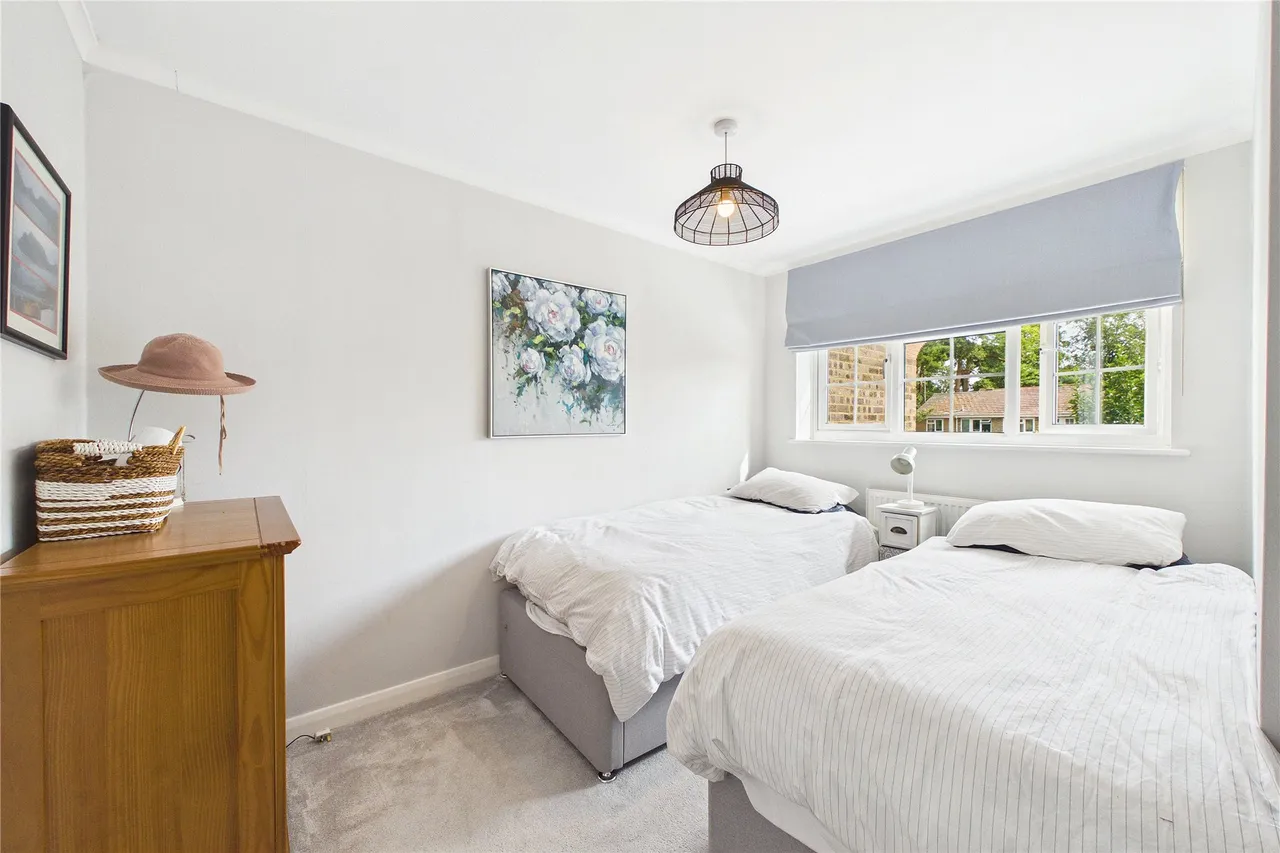 Broomhall Lane, Horsell, GU21, photo 9