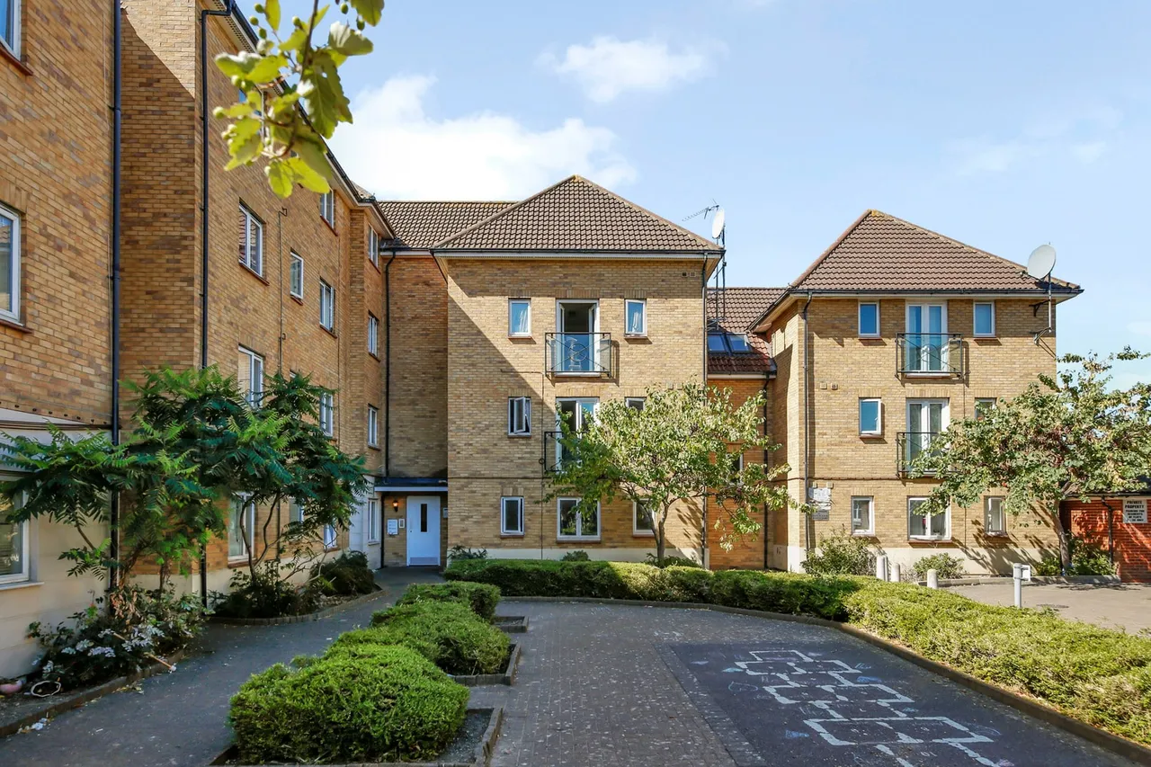 6 Royal Crescent, Newbury Park, Ilford, IG2 7NH, photo 2