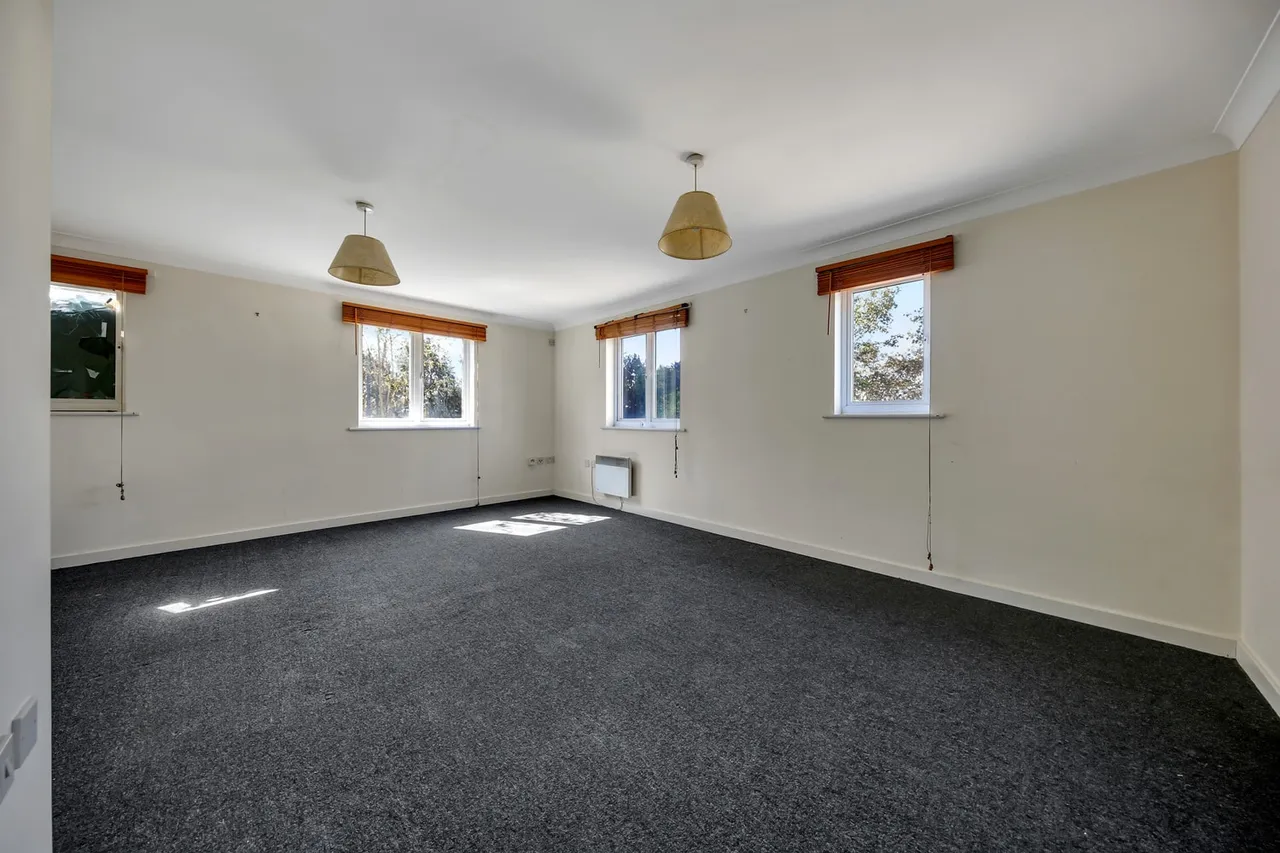 6 Royal Crescent, Newbury Park, Ilford, IG2 7NH, photo 4