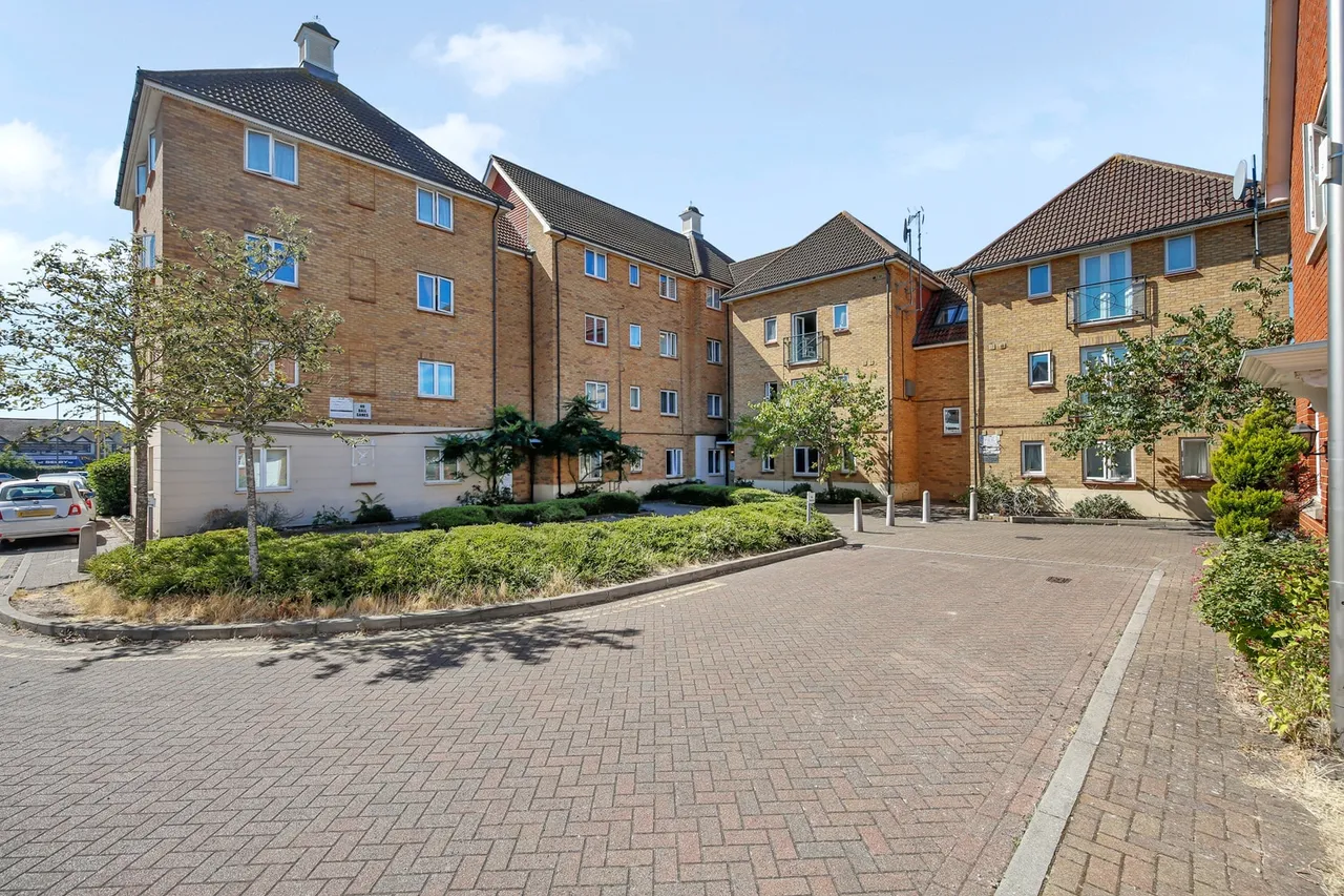 2 bed property for sale — 6 Royal Crescent, Newbury Park, Ilford, IG2 7NH