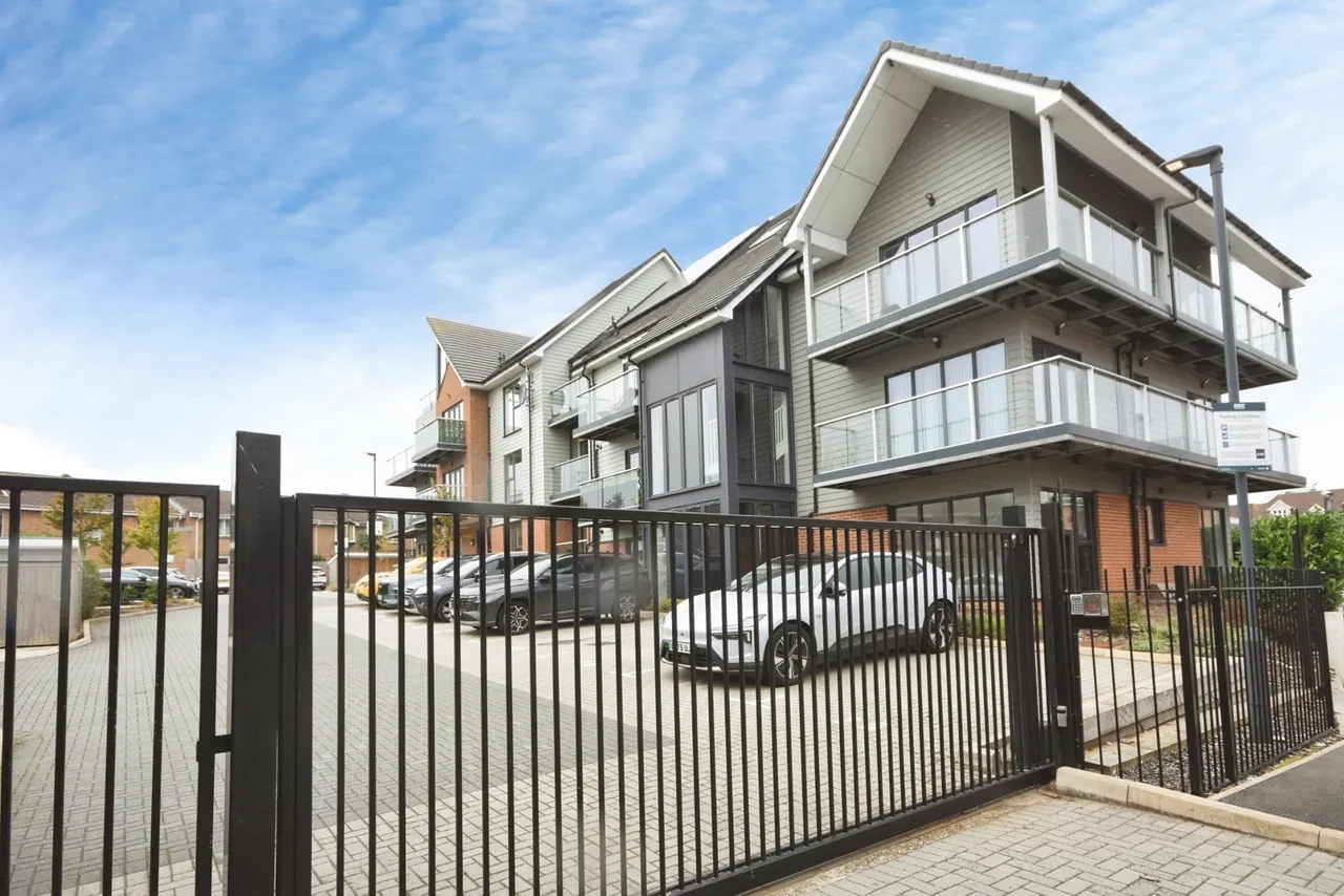 2 bed flat for sale, Eastwood Road, Rayleigh, SS6