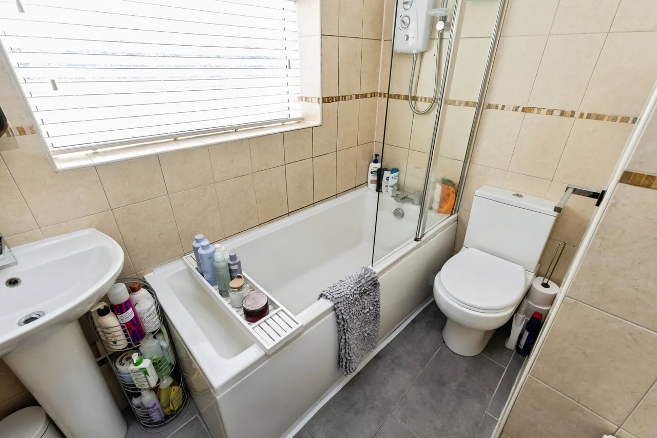 Bangor Road, Johnstown, LL14, photo 14