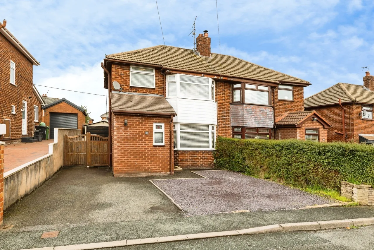 3 bed house for sale, Bangor Road, Johnstown, LL14