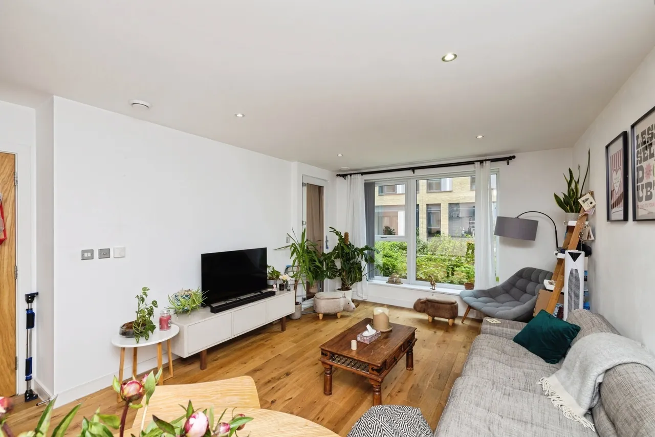 2 bed flat for sale — Eltringham Street, London, SW18