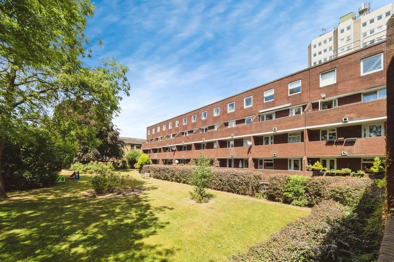2 bed flat for sale — Tamar Square, WOODFORD GREEN, Essex, IG8