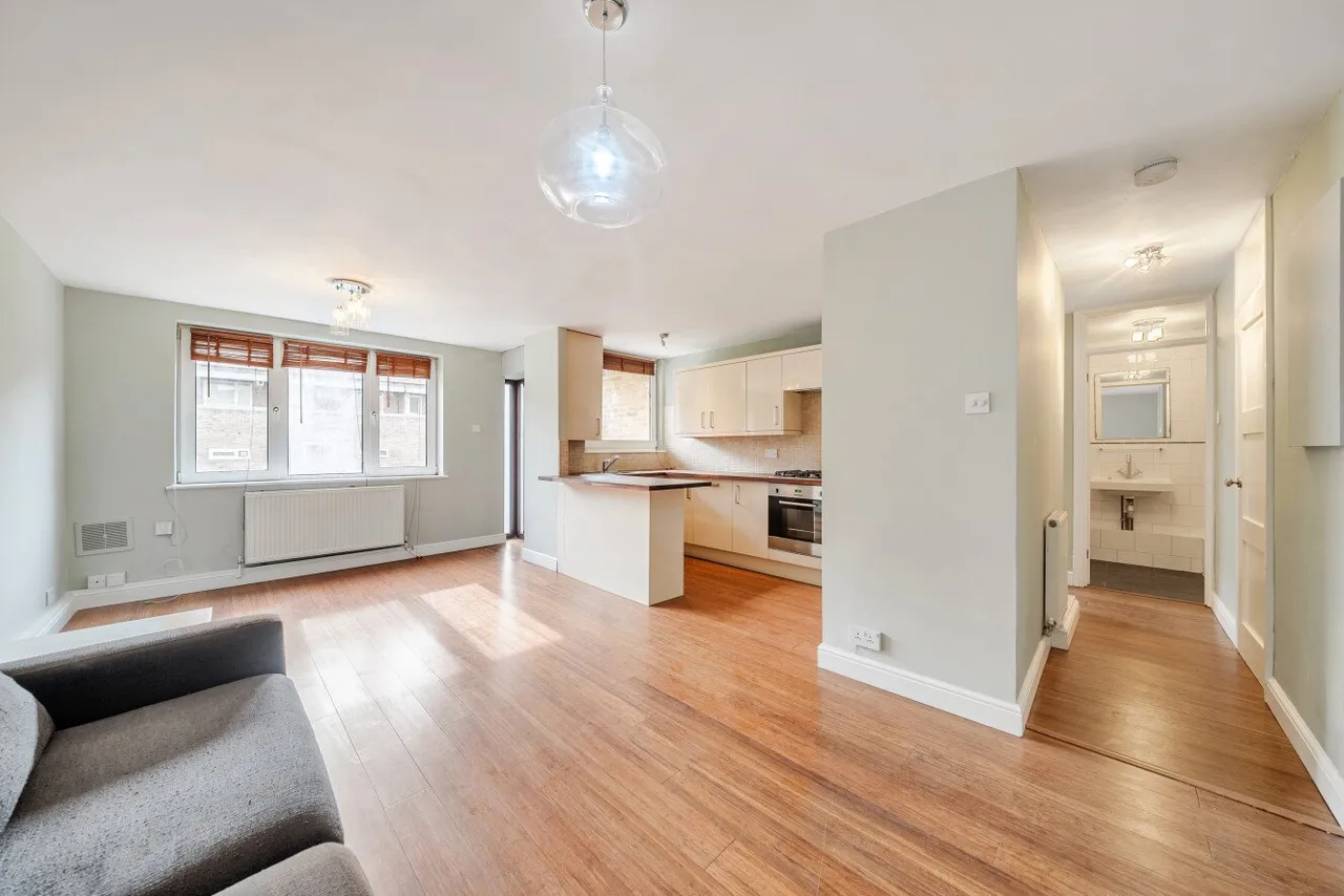 1 bed flat for sale, Lydney Close, Southfields, SW19