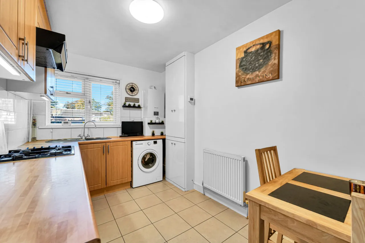 Oakhall Drive, Sunbury-on-Thames, TW16, photo 3