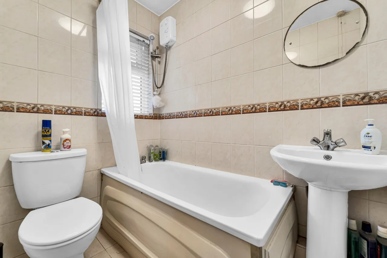 Oakhall Drive, Sunbury-on-Thames, TW16, photo 7