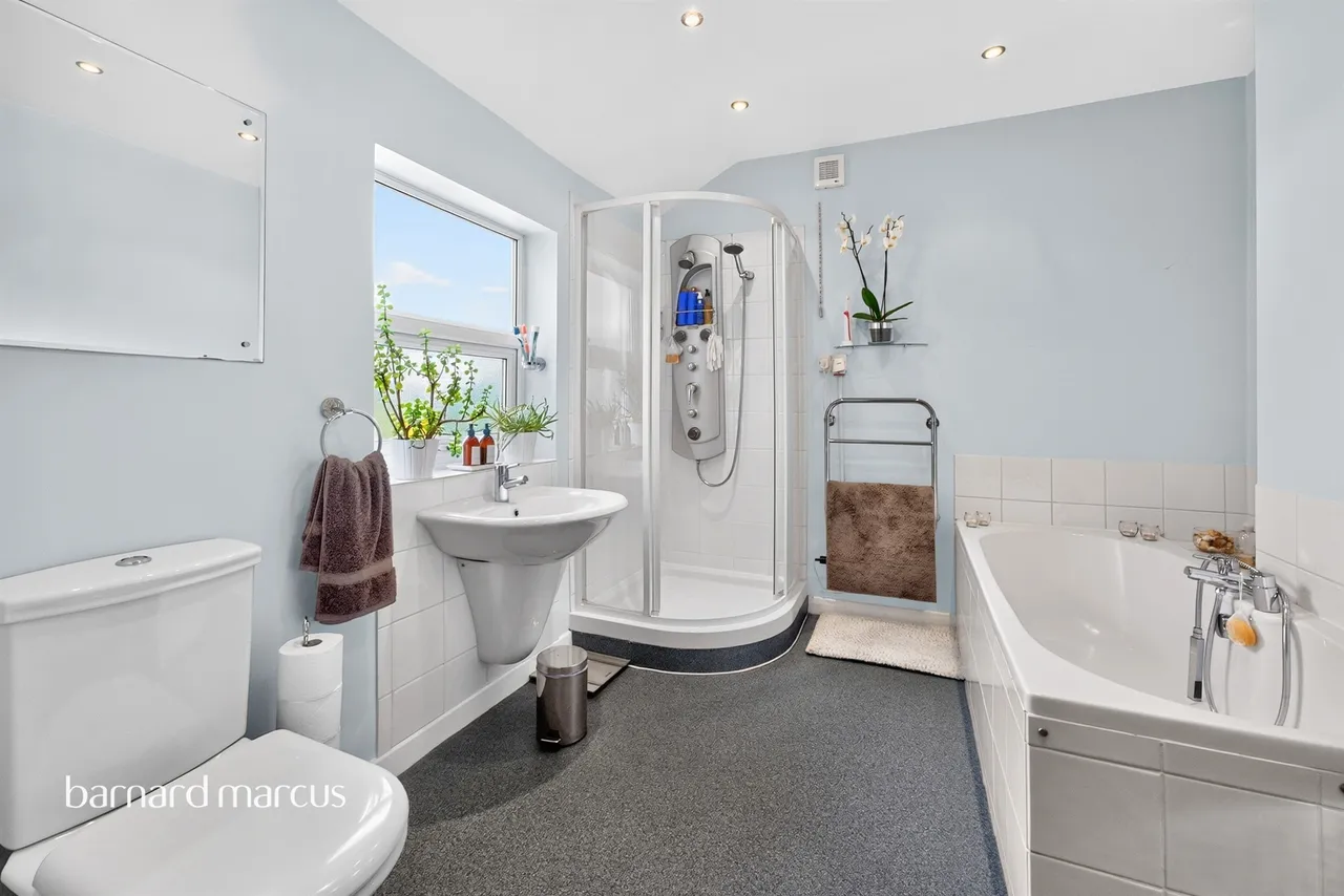 Oakleigh Road North, London, N20, photo 9