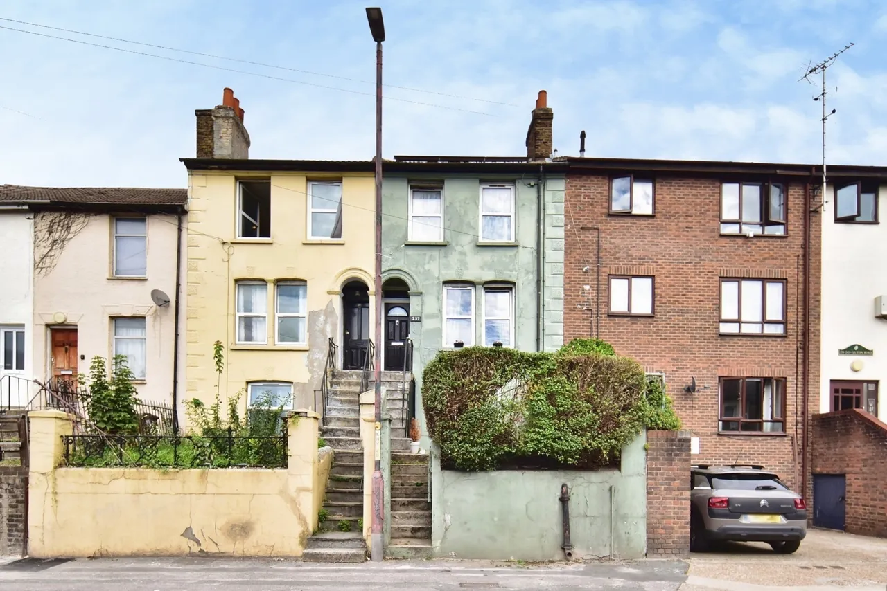 2 bed house for sale, Luton Road, Chatham, ME4
