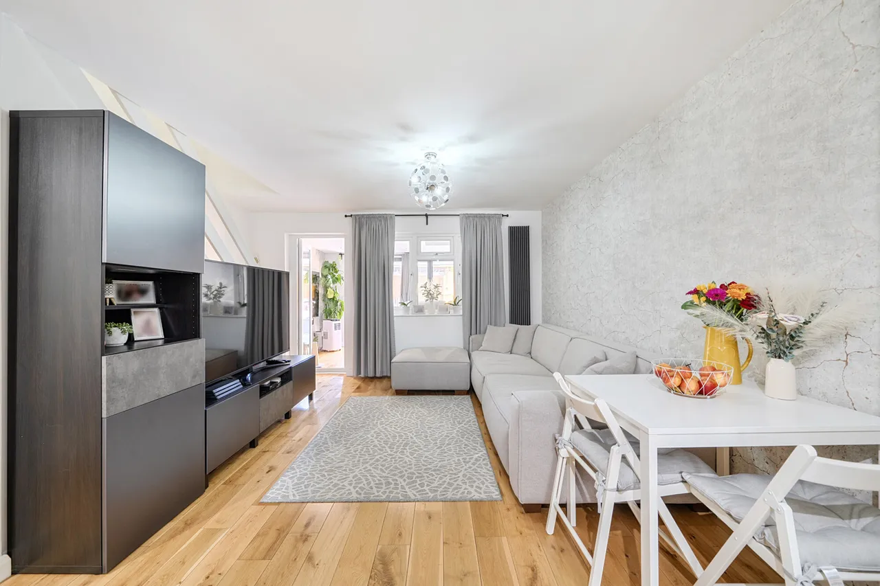Immaculately presented family home in prime Hillingdon!, UB10, photo 2