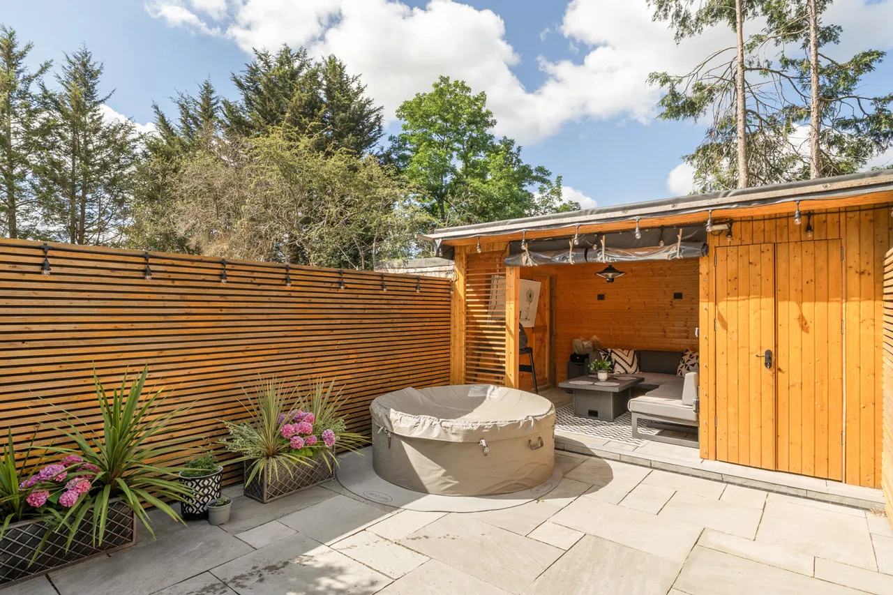 Immaculately presented family home in prime Hillingdon!, UB10, photo 9
