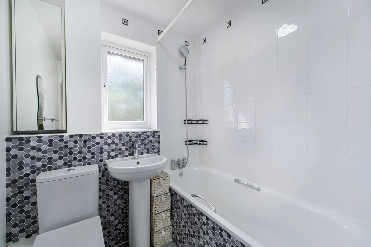 Immaculately presented family home in prime Hillingdon!, UB10, photo 7