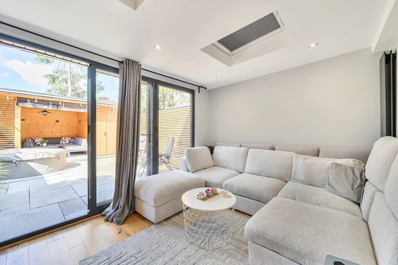 Immaculately presented family home in prime Hillingdon!, UB10, photo 3